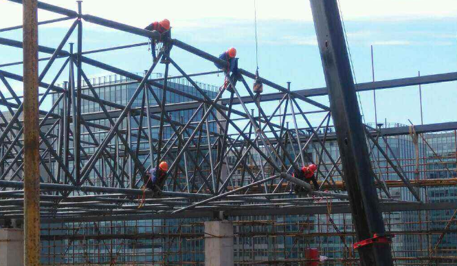 门头沟论网架装配施工中搭设脚手架应当留神的事故